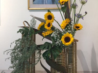 1. Elizabeth Abarca, Lucy Rey, Ecuela Ohara. Girasoles en verano, ramas fabaceae, hojas philodendron, hojas de pita, flores girasoles, aster, agapantos